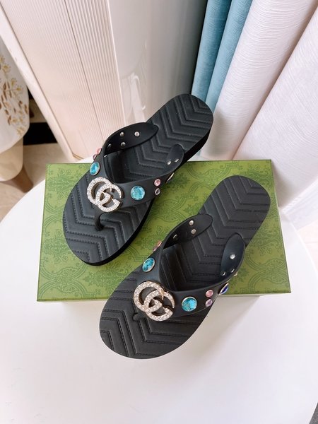 Gucci Double G logo slippers