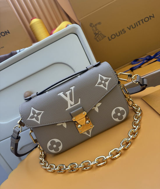 Louis Vuitton LV Pochette Metis East West Bag M23081