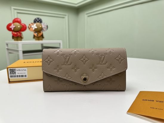 Louis Vuitton LV Sarah Envelope Leather Wallet M82256