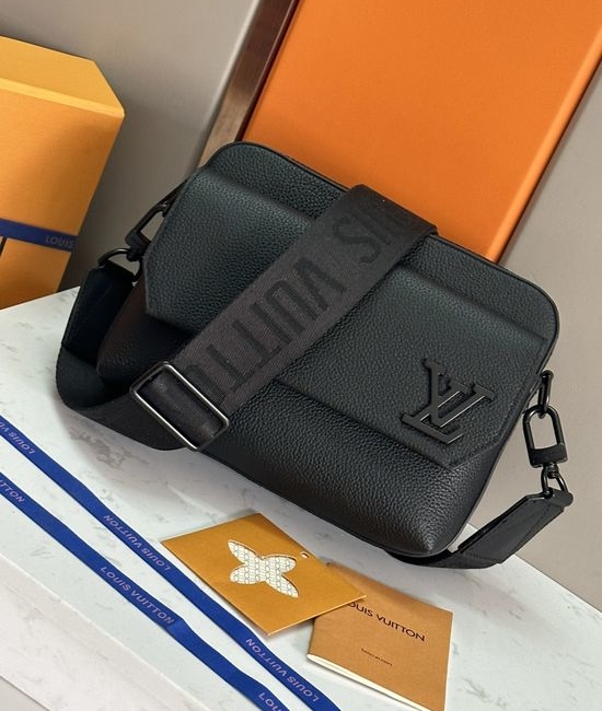 Louis Vuitton LV Fastline Messenger Bag M22482
