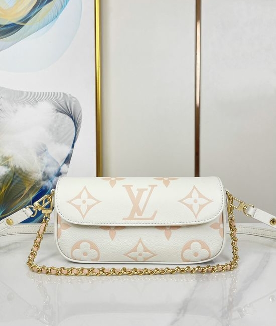 Louis Vuitton LV CHAIN IVY Leather Crossbody Bag M83026