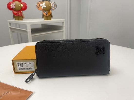 Louis Vuitton LV AeroGram Zip Wallet M81743