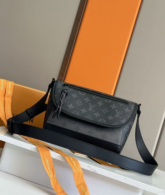 Louis Vuitton LV Monogram Canvas Messenger Bag M12681