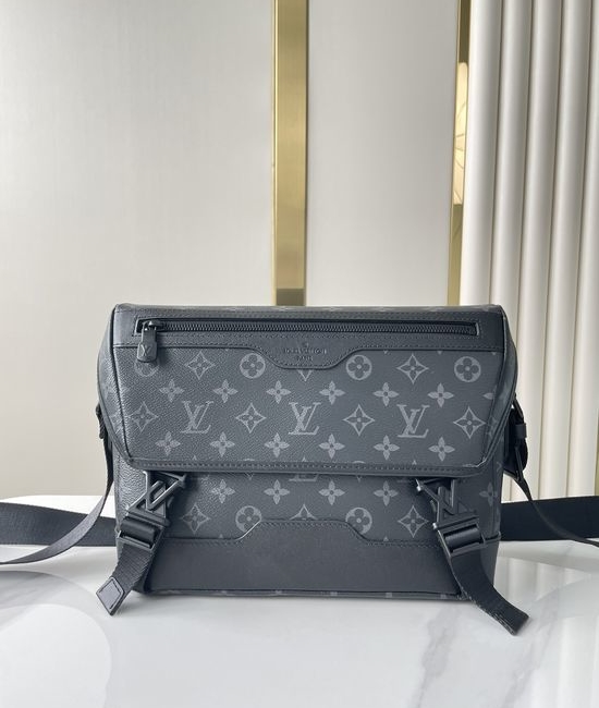 Louis Vuitton LV VOYAGER Small Messenger Bag M12517