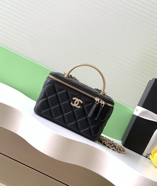 Chanel Vanity Case Lambskin Diamond Logo AP4942