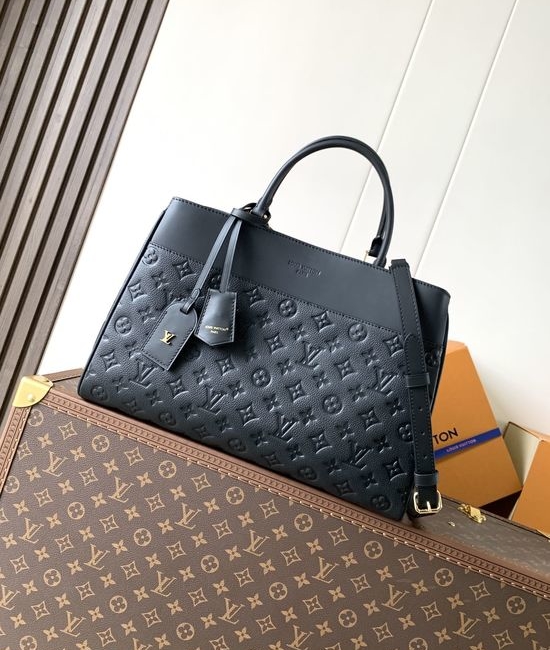 Louis Vuitton LV Avenue MM Handbag M25575