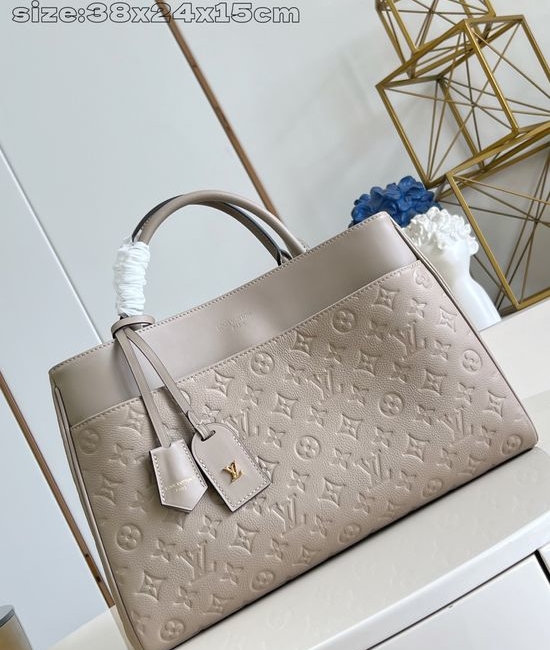 Louis Vuitton LV Avenue MM Monogram Leather Spacious Handbag M25575