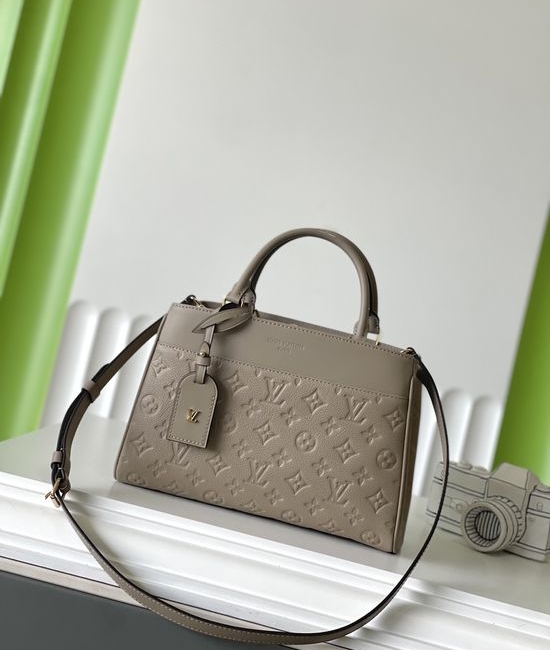 Louis Vuitton LV Avenue MM Leather Handbag M15231