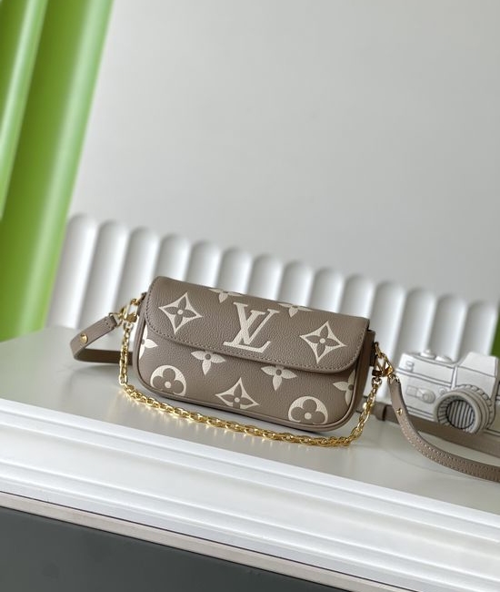 Louis Vuitton LV Chain Ivy Leather Crossbody Bag M82211