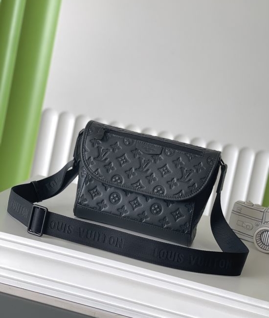 Louis Vuitton LV Original Leather Messenger Bag PULSE M14874