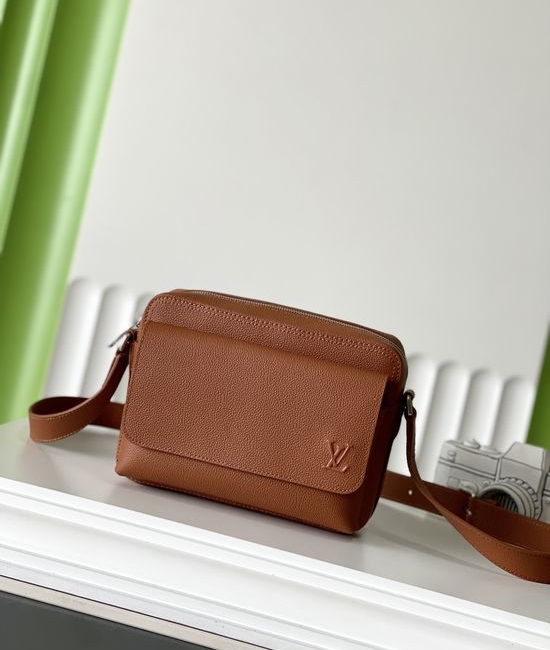 Louis Vuitton LV BOARDING Leather Messenger Bag M25981