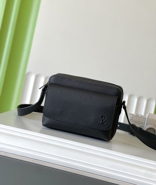 Louis Vuitton LV BOARDING Leather Messenger Bag M15265