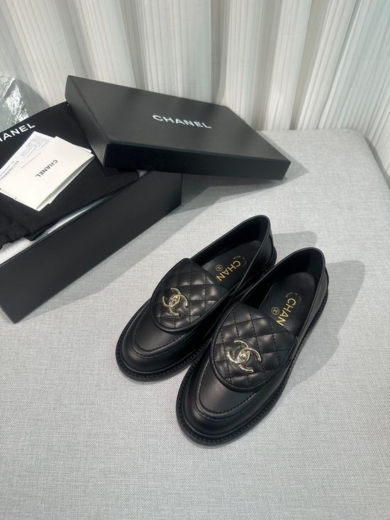 Chanel Elegant Leather Flats with Exquisite Metal Buckle