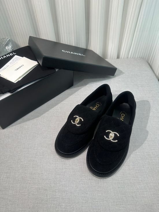 Chanel Elegant Leather Flats with Exquisite Metal Buckle