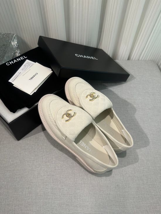 Chanel Elegant Leather Flats with Exquisite Metal Buckle