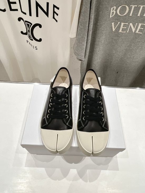 Maison Margiela Split-Toe Leather Slip-On Shoes Rubber Sole Comfortable Casual Footwear