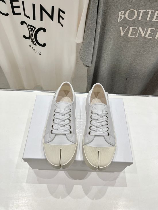 Maison Margiela Split-Toe Leather Slip-On Shoes Rubber Sole Comfortable Casual Footwear