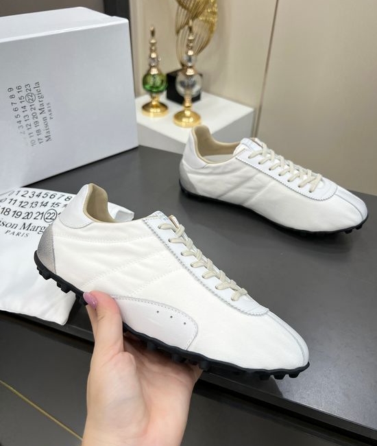 Maison Margiela Vintage Casual Sneakers With Stitched Detail Non Slip Sole