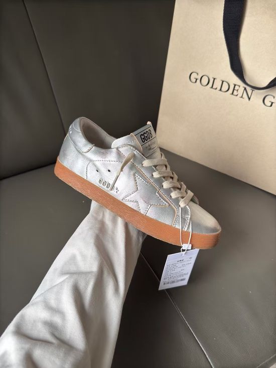 Golden Goose Premium Retro Distressed Casual Sneakers with Comfort Cushioning