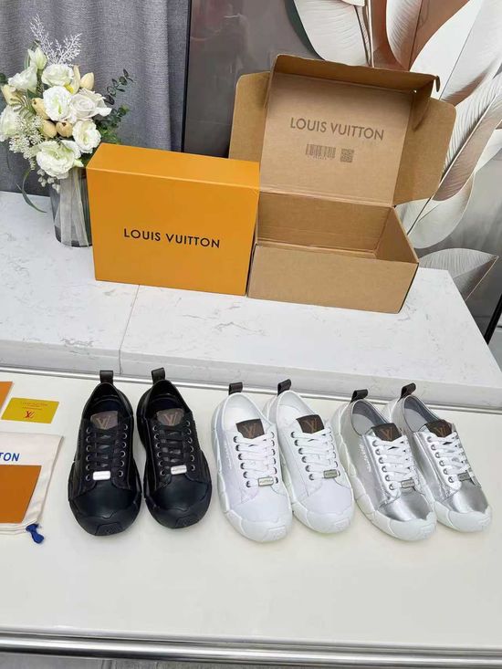 Louis Vuitton Thick Sole Cushioned Sneakers Classic Embossed Pattern Comfortable