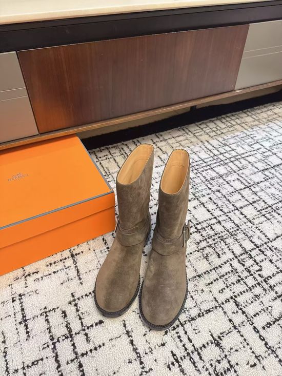 Hermes Elegant Round-Toe Chelsea Boots with Sleek Silhouette