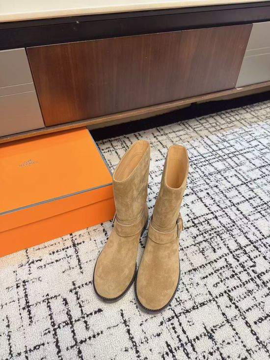 Hermes Elegant Round-Toe Chelsea Boots with Sleek Silhouette