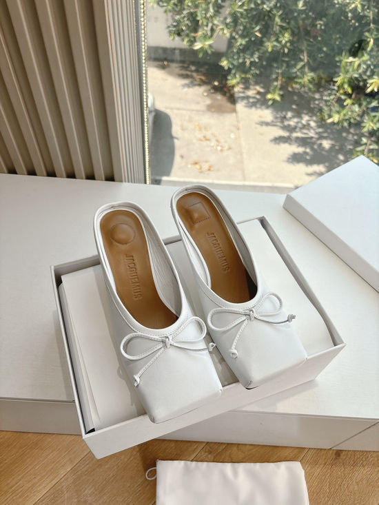 Jacquemus Elegant Square Toe Kitten Heel Leather Mules