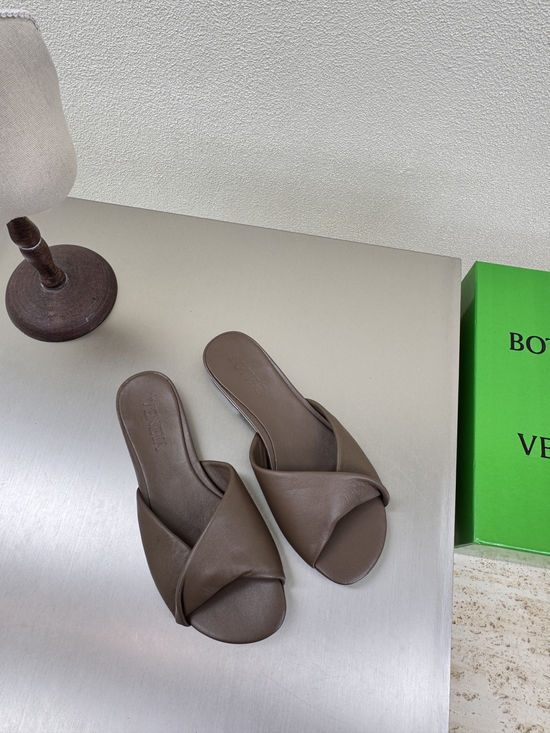 Bottega Veneta Khaki Woven Leather Flat Slippers Soft Comfortable