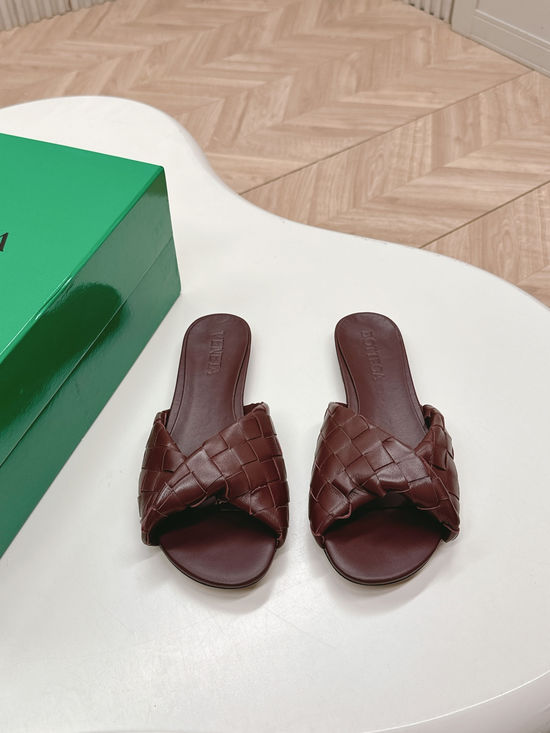 Bottega Veneta Sophisticated Mule Sandals with Exquisite Weaving Design