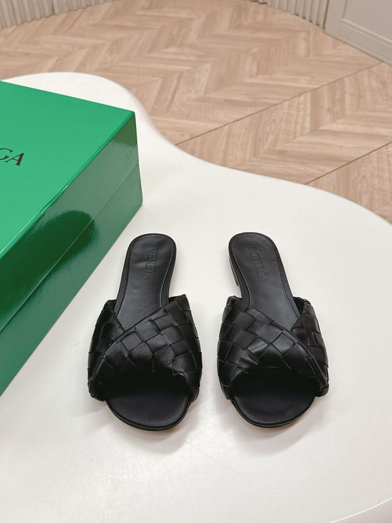 Bottega Veneta Sophisticated Mule Sandals with Exquisite Weaving Design