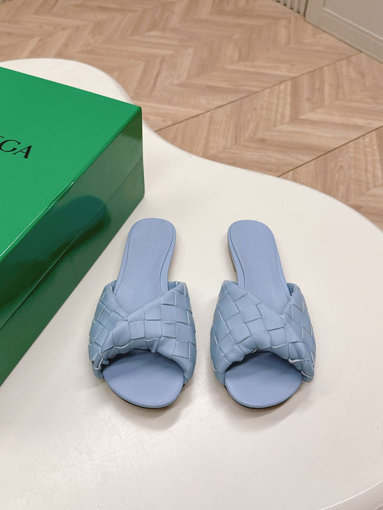 Bottega Veneta Sophisticated Mule Sandals with Exquisite Weaving Design