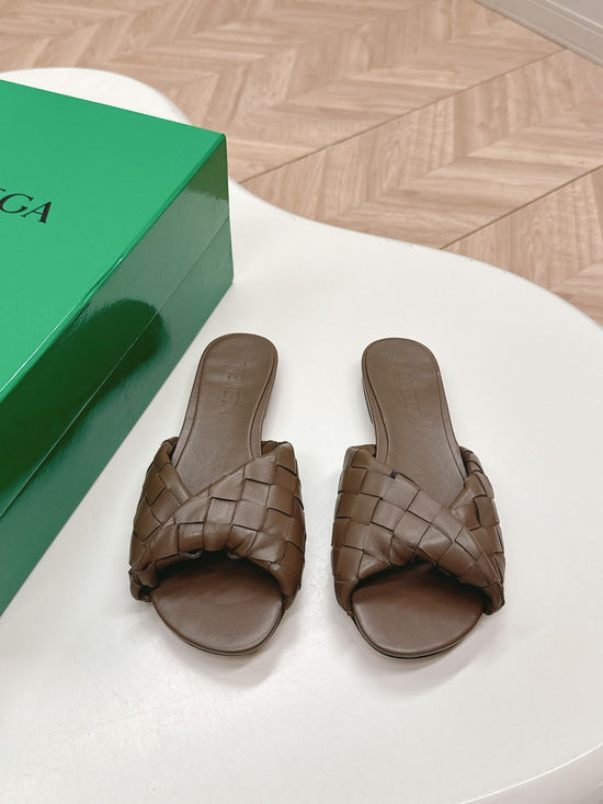 Bottega Veneta Sophisticated Mule Sandals with Exquisite Weaving Design