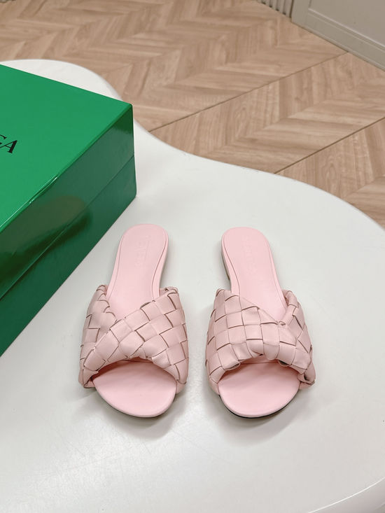 Bottega Veneta Sophisticated Mule Sandals with Exquisite Weaving Design