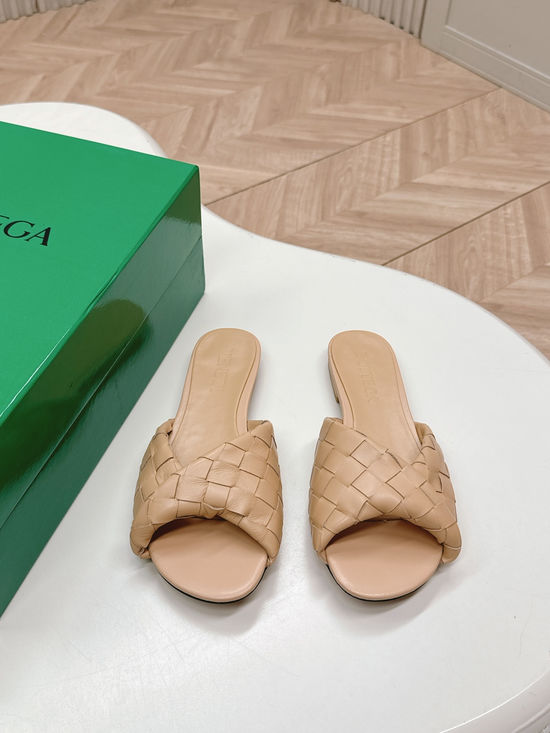 Bottega Veneta Sophisticated Mule Sandals with Exquisite Weaving Design