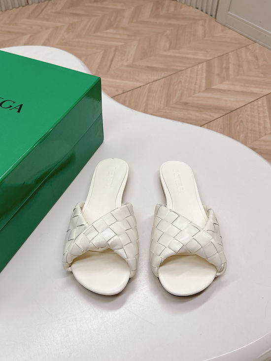 Bottega Veneta Sophisticated Mule Sandals with Exquisite Weaving Design