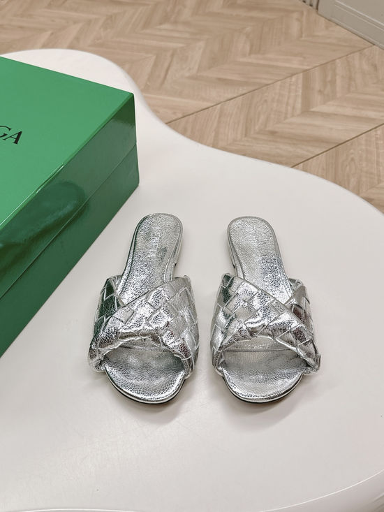 Bottega Veneta Sophisticated Mule Sandals with Exquisite Weaving Design