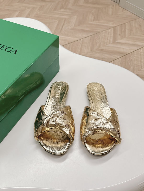 Bottega Veneta Sophisticated Mule Sandals with Exquisite Weaving Design