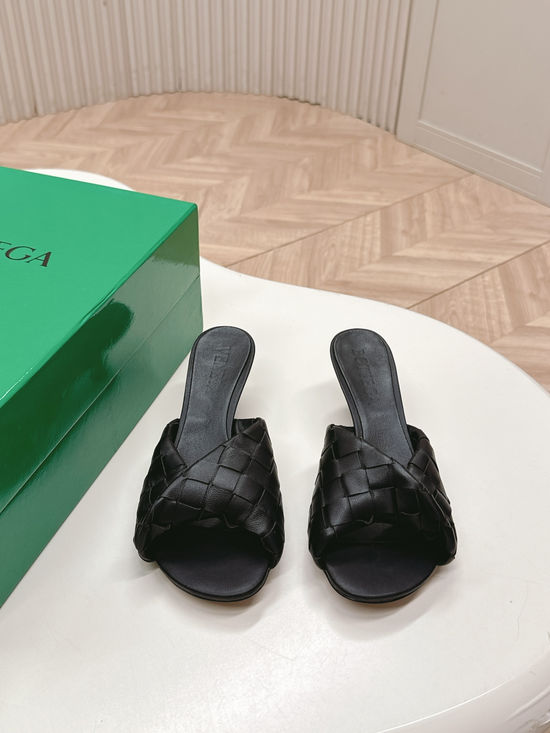 Bottega Veneta Sophisticated Mule Sandals with Exquisite Weaving Design