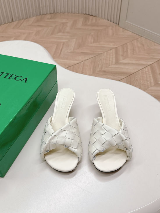Bottega Veneta Sophisticated Mule Sandals with Exquisite Weaving Design