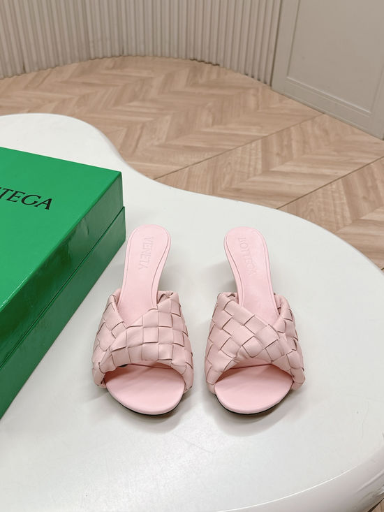 Bottega Veneta Sophisticated Mule Sandals with Exquisite Weaving Design