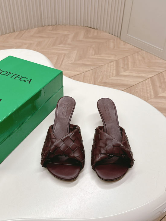Bottega Veneta Sophisticated Mule Sandals with Exquisite Weaving Design
