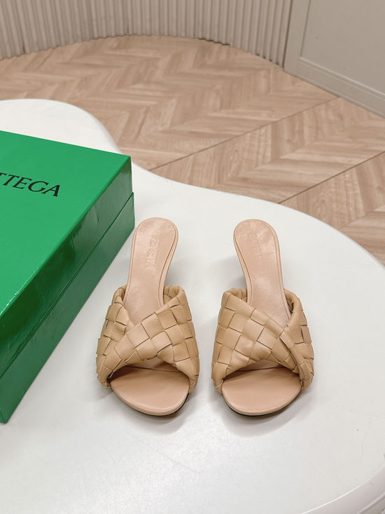 Bottega Veneta Sophisticated Mule Sandals with Exquisite Weaving Design