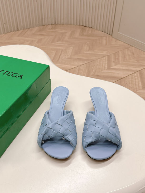 Bottega Veneta Sophisticated Mule Sandals with Exquisite Weaving Design