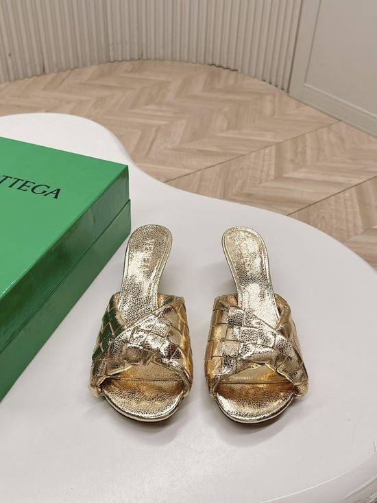 Bottega Veneta Sophisticated Mule Sandals with Exquisite Weaving Design