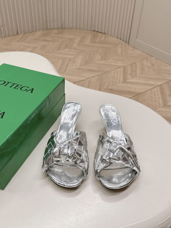 Bottega Veneta Sophisticated Mule Sandals with Exquisite Weaving Design