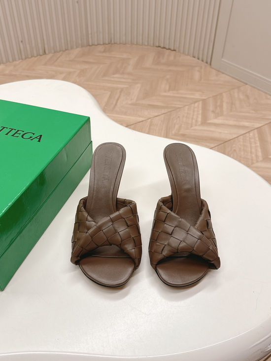 Bottega Veneta Sophisticated Mule Sandals with Exquisite Weaving Design