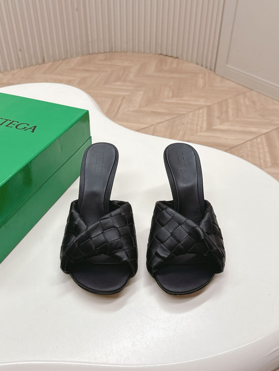 Bottega Veneta Sophisticated Mule Sandals with Exquisite Weaving Design