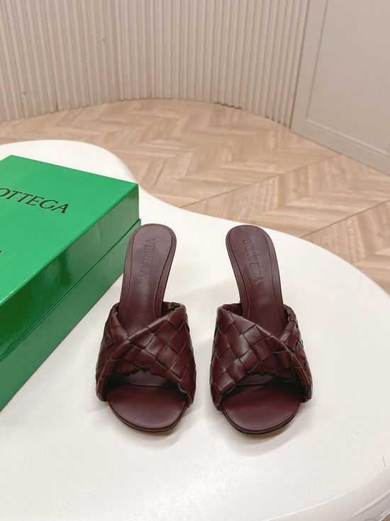 Bottega Veneta Sophisticated Mule Sandals with Exquisite Weaving Design