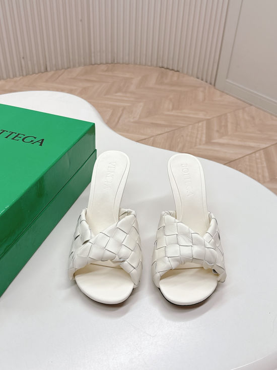 Bottega Veneta Sophisticated Mule Sandals with Exquisite Weaving Design