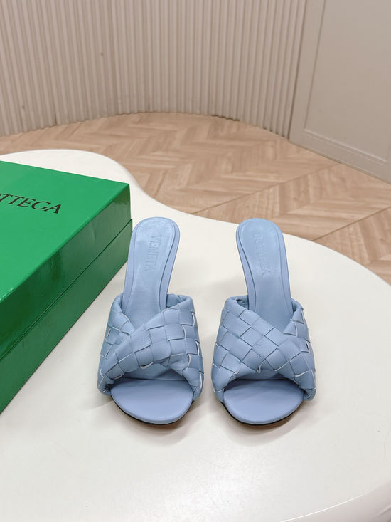 Bottega Veneta Sophisticated Mule Sandals with Exquisite Weaving Design